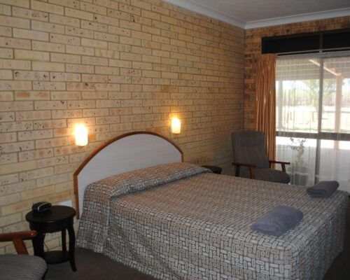 deluxe-queen-room-longreach-accommodation-2000x1339